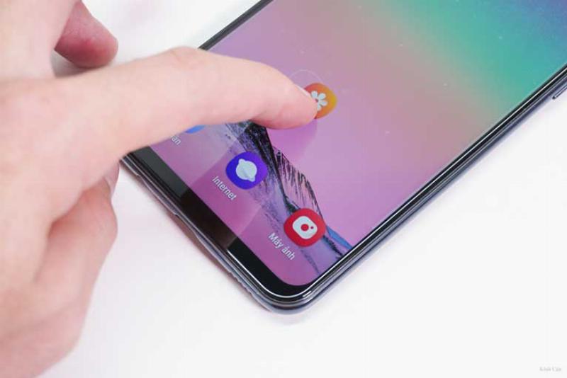 Một chiếc điện thoại smartphone đang bị nhúng vào một thùng gạo, minh họa mẹo sửa đồ điện tử sai và phát biểu nào sau đây sai